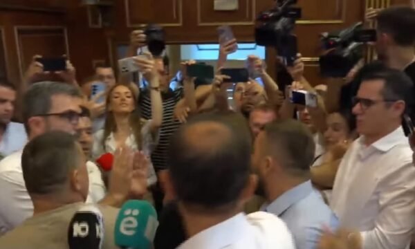 Mërgim Lushtaku shtyhet fizikisht me Adnan Rrustemin gjatë adresimit për media, ndërhyjnë deputetet tjerë