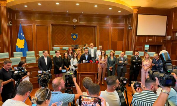 Deputetët e PDK-së futen në sallën kryesore të Kuvendit, kërkojnë vazhdimin e seancës konstituive