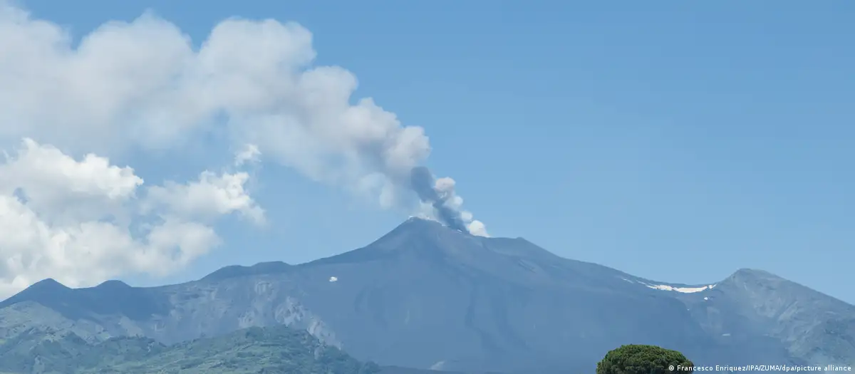 Itali: Shpërthimi i Etnës bllokon mijëra turistë në Sicili