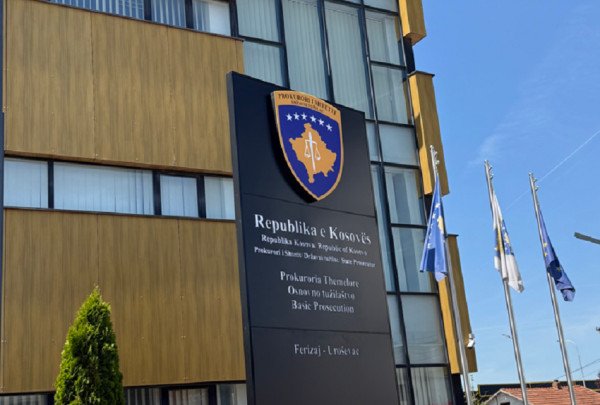 Goditet një person tri herë me kaçavidë në qafë, kërkohet paraburgim për katër të dyshuarit në Ferizaj