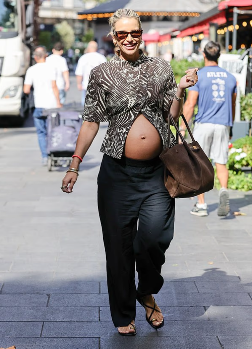 Vogue Williams frymëzohet nga Anne Hathaway dhe ekspozon barkun e shtatzënisë