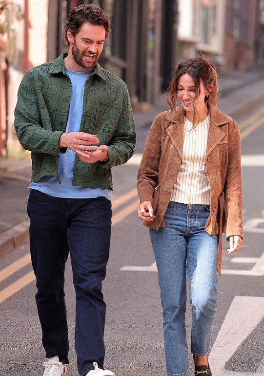 Michelle Keegan shkëlqen në xhirimet e serialit të ri “The Woods”, kapet duke bërë shaka me Tom Bateman