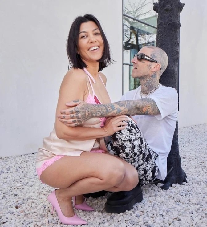 Travis Barker tregon sekretin e martesës me Kourtney Kardashian