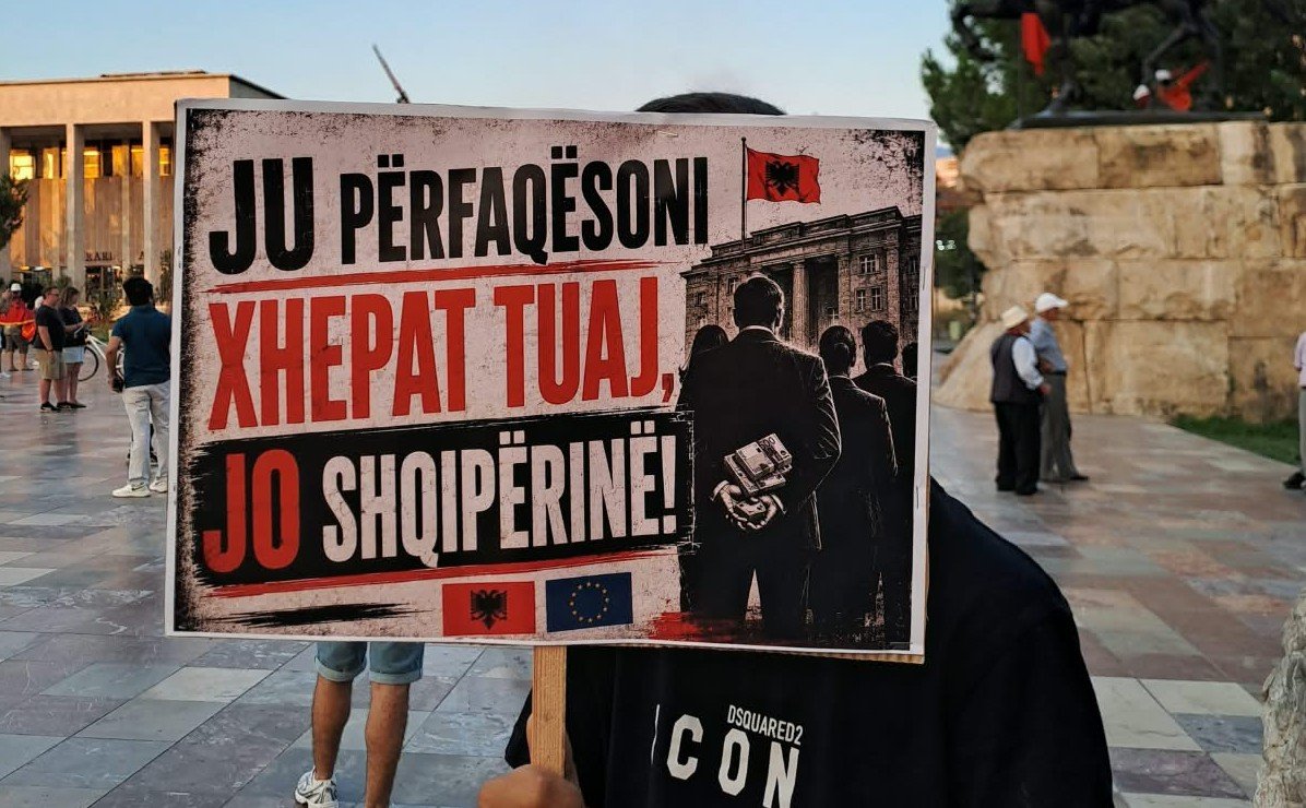 Qytetarët 74 ditë në revoltë, mesazhet e forta përmes pankartave: Bulevardi flet! Përfaqësoni xhepat tuaj, jo Shqipërinë