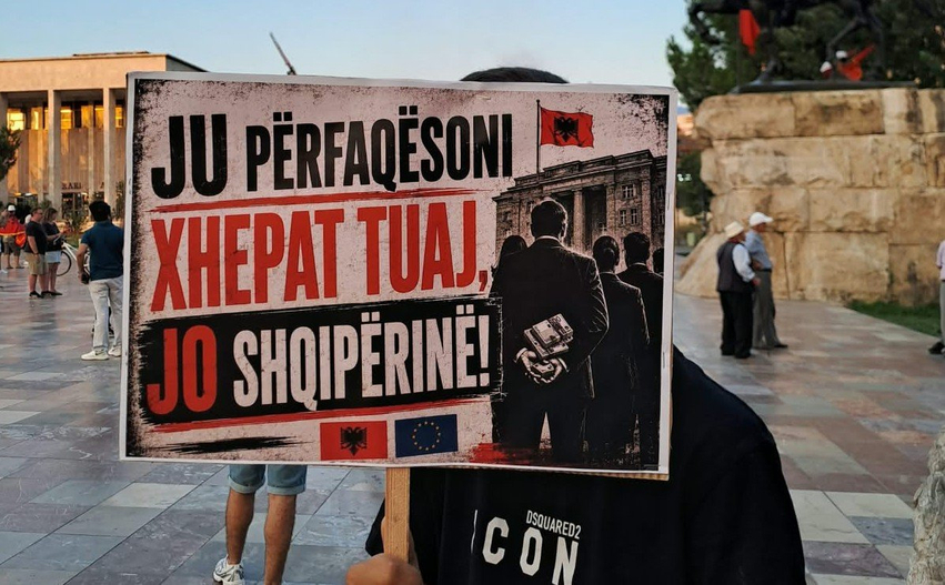 Qytetarët 74 ditë në revoltë, mesazhet e forta përmes pankartave: