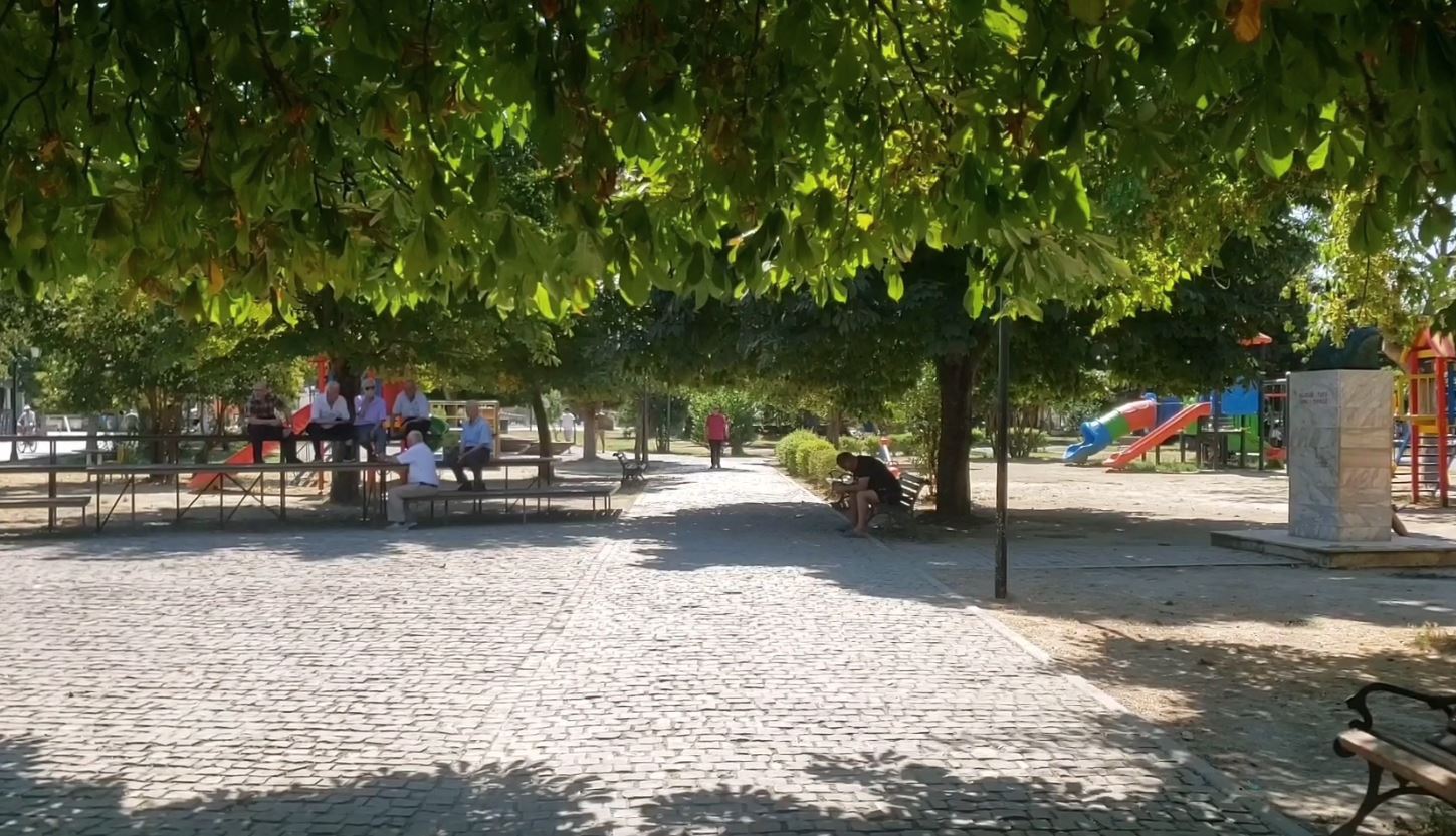Berat, temperaturat përvëluese/ Qytetarët kërkojnë freski në hije dhe shatërvanë: Nuk kemi kushte për ta përballuar vapën