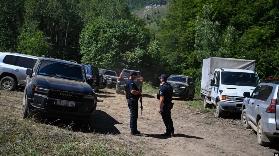 Associated Press shkruan për gërmimet në varrezat masive në Kalludër të Vogël