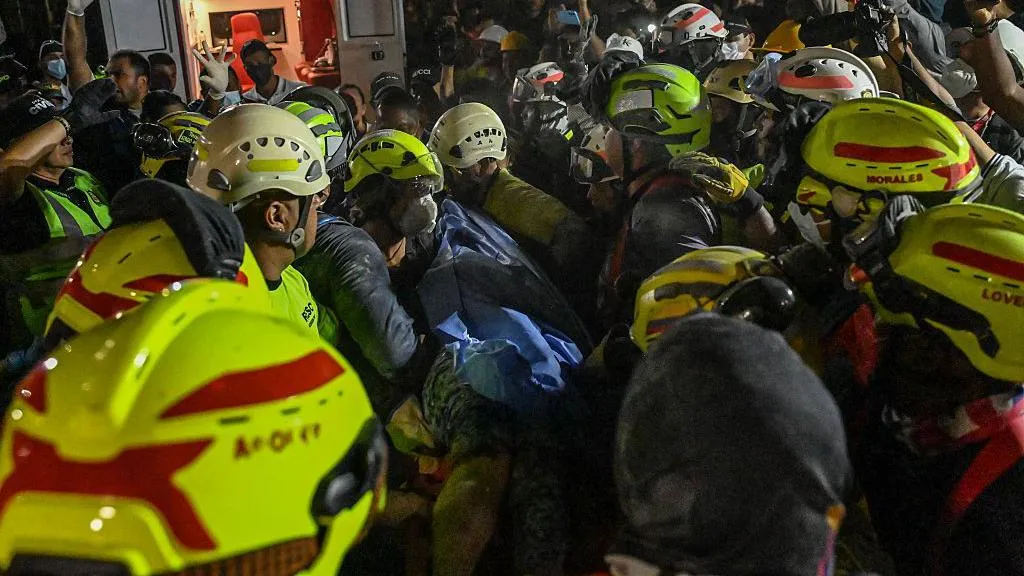 Një grua nxirret gjallë nga rrënojat 36 orë pas tërmetit në Kolumbi