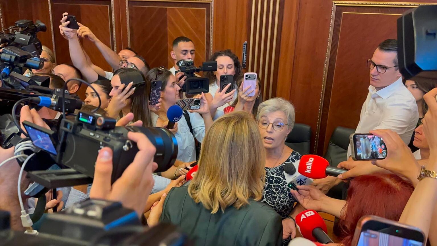 Tensione të forta mes partive në Kuvend: PDK e AAK përplasen me LVV-në – ja çfarë po ndodh