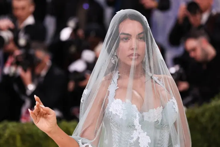 Nga shitëse në dyqanin e  Gucci  t në 70 milionë ndjekës  Kush është gruaja e Cristiano Ronaldos   Georgina Rodriguez 