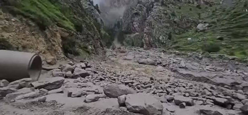 Përmbytje masive në Indi, shkatërrohet ura që lidh 15 fshatra