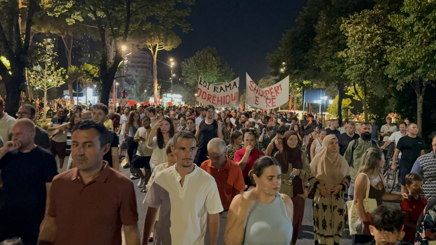 Sot 74 ditë rezistencë, qytetarët sërish në shesh kundër qeverisë dhe