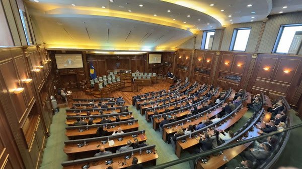 AAK-ja i bashkohet PDK-së, deputetët do të qëndrojnë në sallën plenare