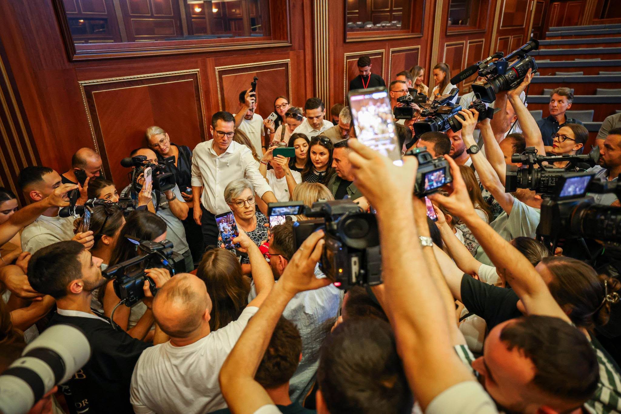 Përplasjet shpërthejnë në Kuvend, paralajmëron publicisti: Opozita po luan me zjarrin, Kosova drejt një...