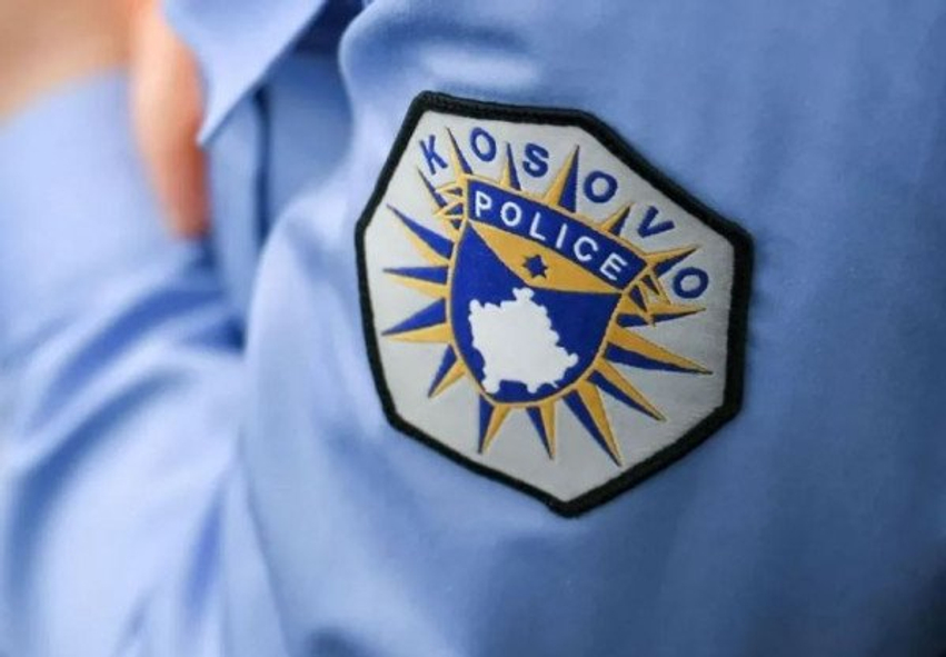 Nga jashtë vendit në Kosovë, ekstradohen dy persona të kërkuar për