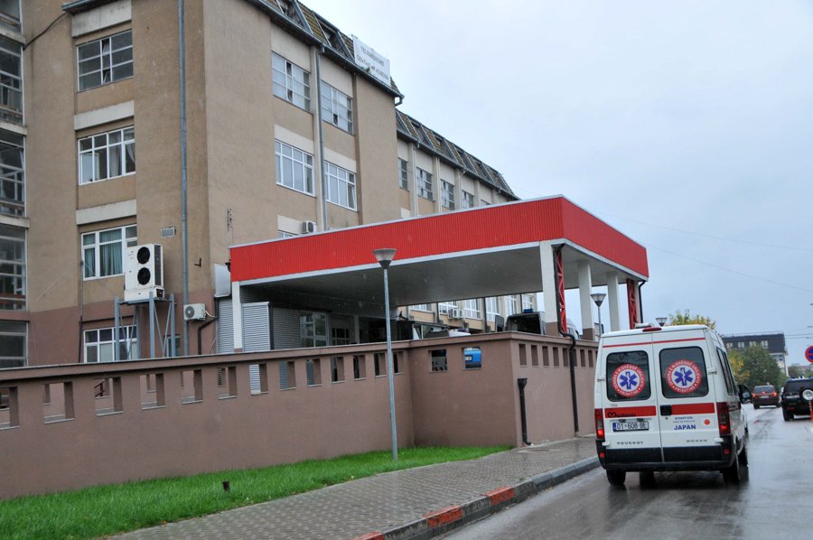 E rëndë në Podujevë: Dy burra rrahin një grua, dërgohet në QKUK