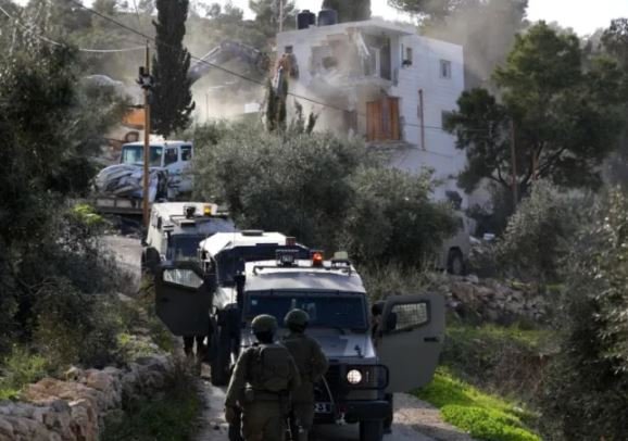 Kolonët izraelitë rrethojnë familjet palestineze/ Ndërpresin ujin dhe energjinë në Bregun Perëndimor