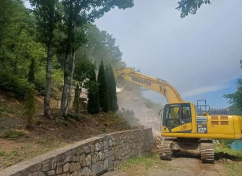 Rrënimi i objekteve në Ujman, Gjykata e Mitrovicës del në terren për vendshikim