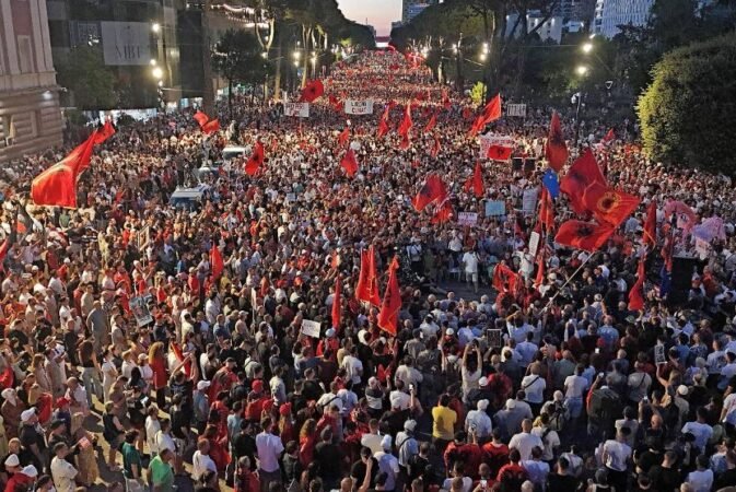 “Dorëheqje!”-Protesta e 75-të antiqeveritare/ Qytetarët sfidojnë Ramën dhe temperaturat përvëluese