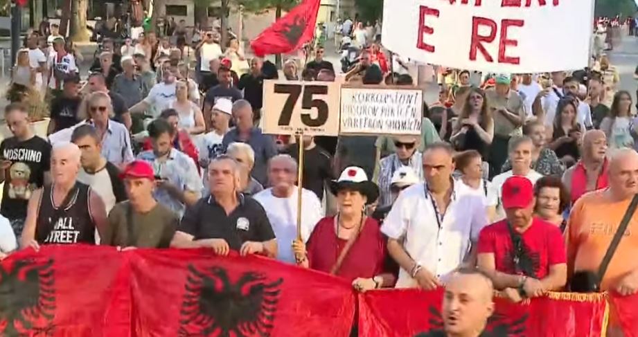 “Ju erdhi fundi”- Marshimi i qytetarëve, thirrjet ironizuese ndaj kryeministrit: Shqipëria po digjet, Rama po krihet…