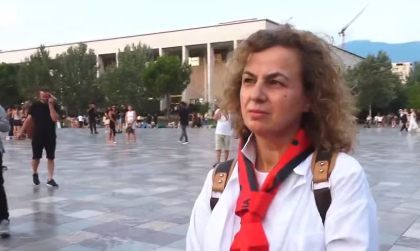 Revolta kundër Ramës në ditën e 75, qytetarja në shesh: I bëj thirrje nënave të dalin të protestojnë! 