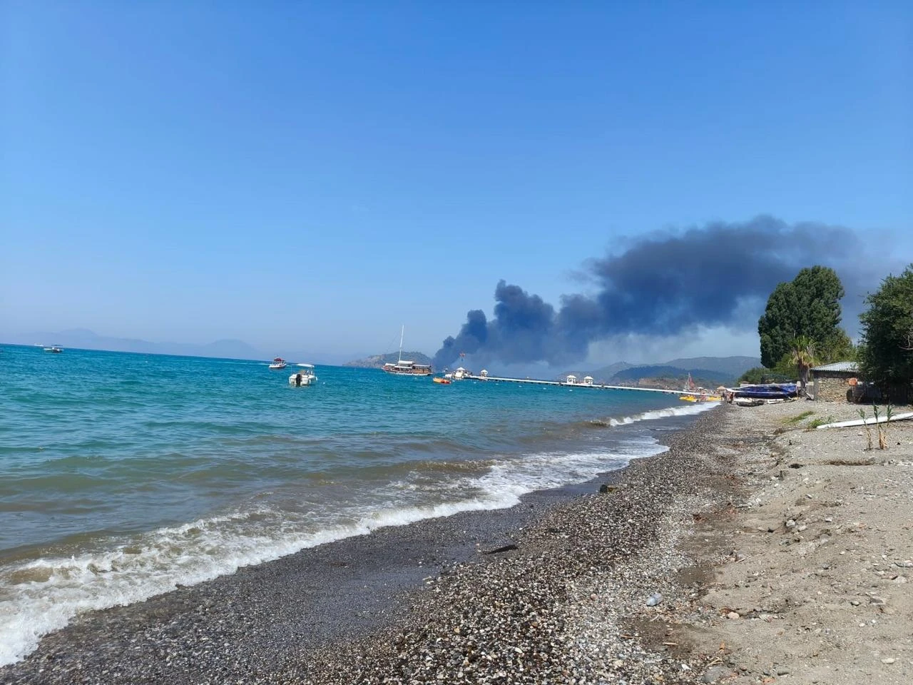 Mbi 100 turistë u hodhën në det nga varka që mori flakë në Turqi