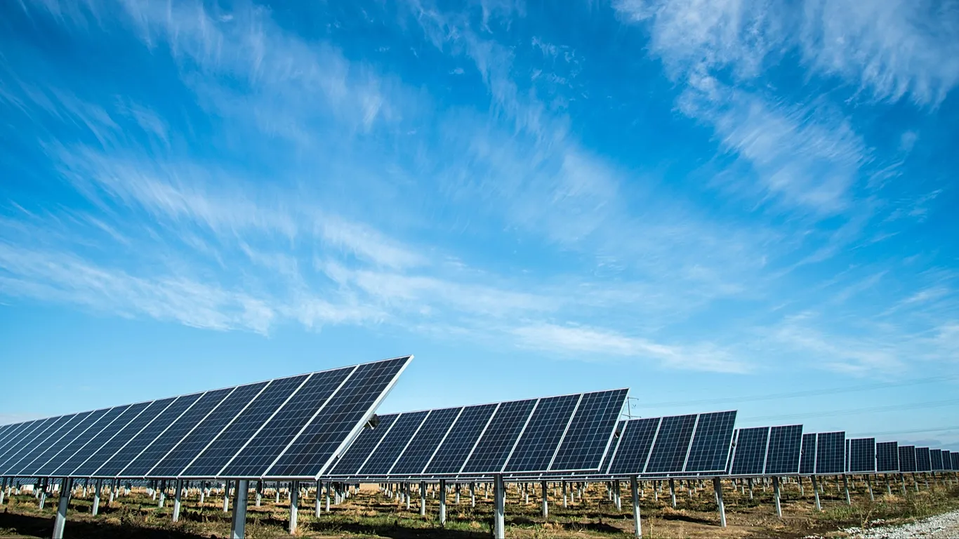 Rritet prodhimi i energjisë diellore deri në 17% në Europë, ja çfarë shkaktuan ditët e nxehta