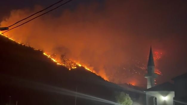 Përkeqësohet situata nga zjarri në Parkun e Lurës, flakët i afrohen banesave