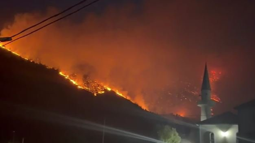 Përkeqësohet situata nga zjarri në Parkun e Lurës, flakët i afrohen
