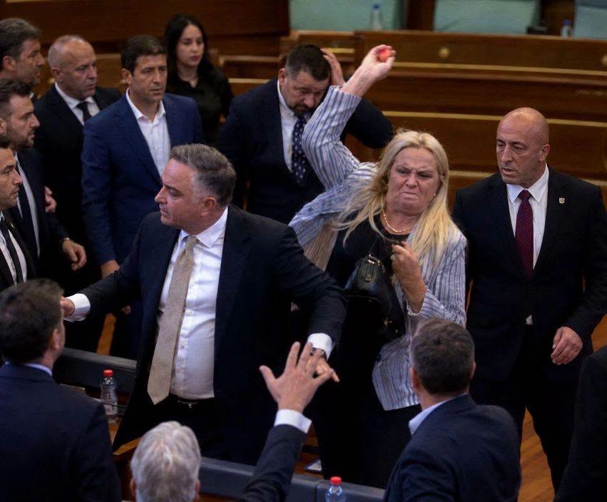 “Nga britmat te grushtet” – Mekuli ‘godet’ rëndë PDK-në e AAK-në