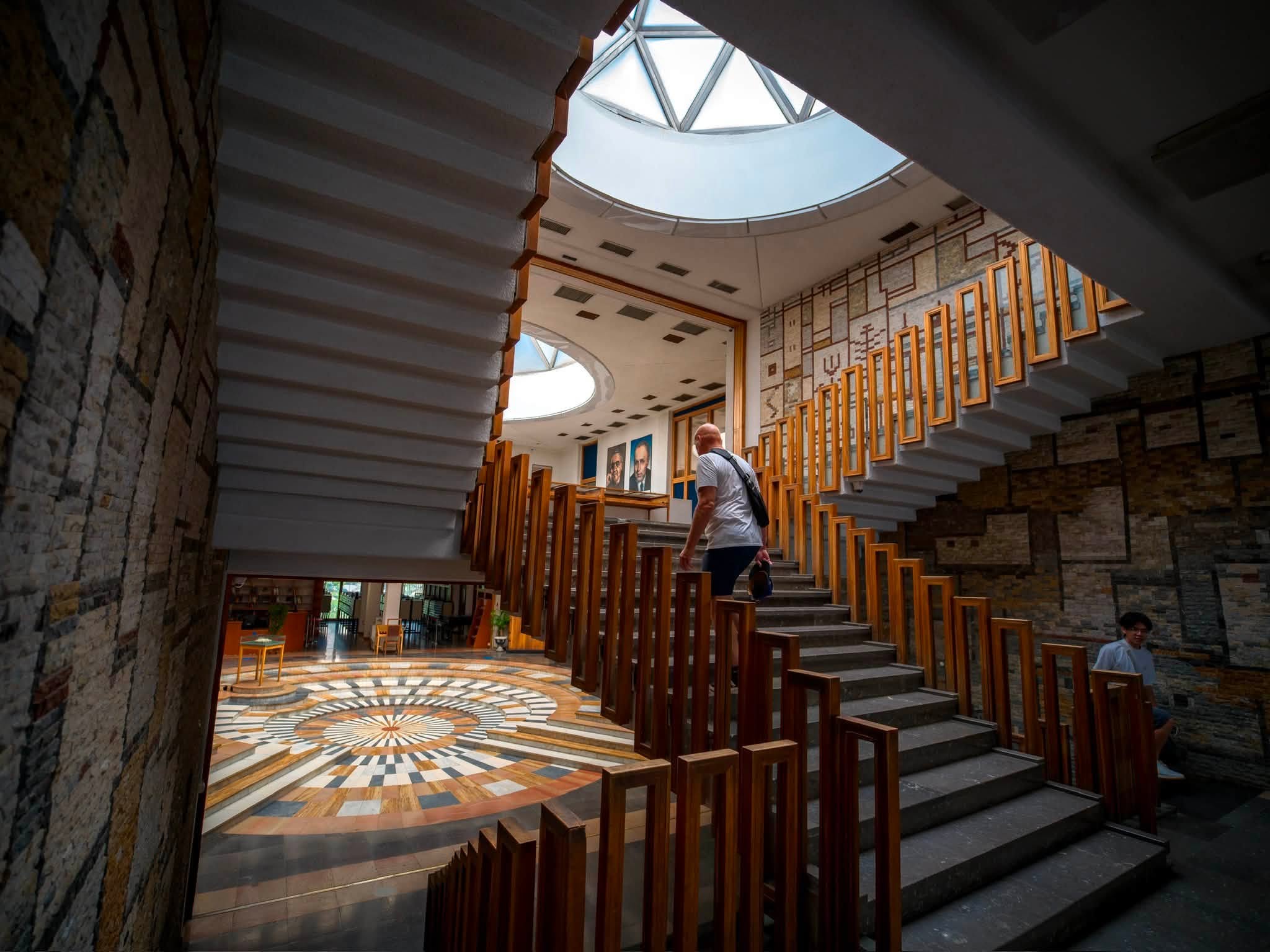 Biblioteka Komb&euml;tare e Kosov&euml;s, nj&euml; prej strukturave m&euml; kreative dhe m&euml; t&euml; ve&ccedil;anta arkitekturore q&euml; kemi...