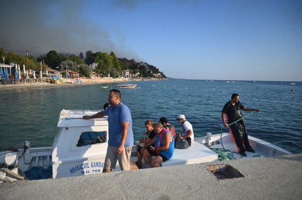 ​Zjarr në Halkidiki, turistët detyrohen të largohen nga plazhi me anije