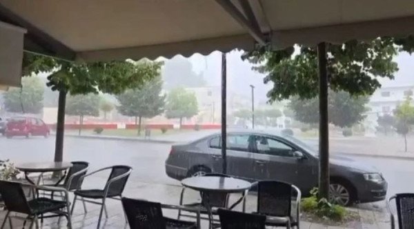 Moti i keq përfshin jugun e Shqipërisë, reshje të dendura dhe breshër në Sarandë dhe Delvinë