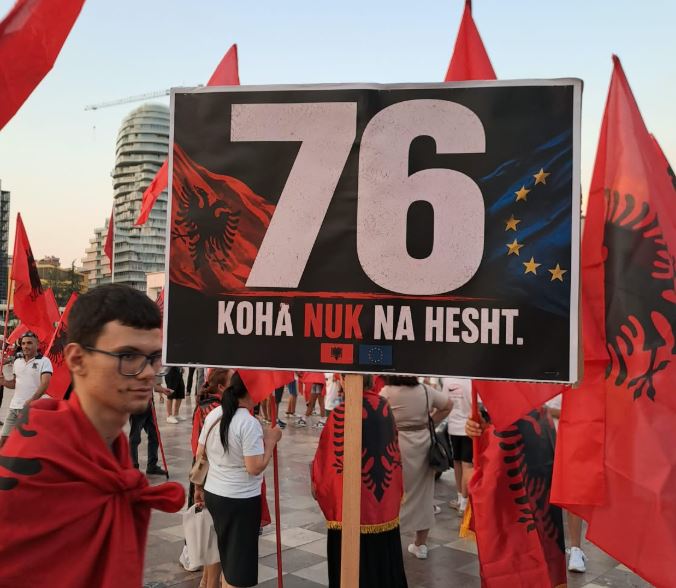 “Emrat ndryshojnë, mentaliteti jo!” – Diaspora në shesh kundër qeverisë, protestuesit “flasin” me pankarta: 76 ditë, koha nuk na hesht!