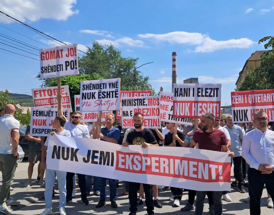 Në Han të Elezit protestohet kundër djegies së gomave në fabrikën e çimentos