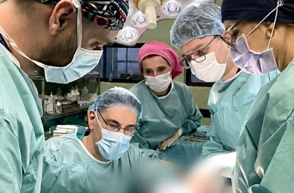 Klinika për kirurgji plastike realizoi një operacion kompleks rekonstruktiv tek një pacient i lënduar rëndë nga zjarri i Koçanit