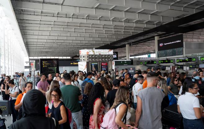 Etna nxjerr jashtë funksionit trafikun ajror/ 1,900 fluturime të planifikuara, 36% anulohen