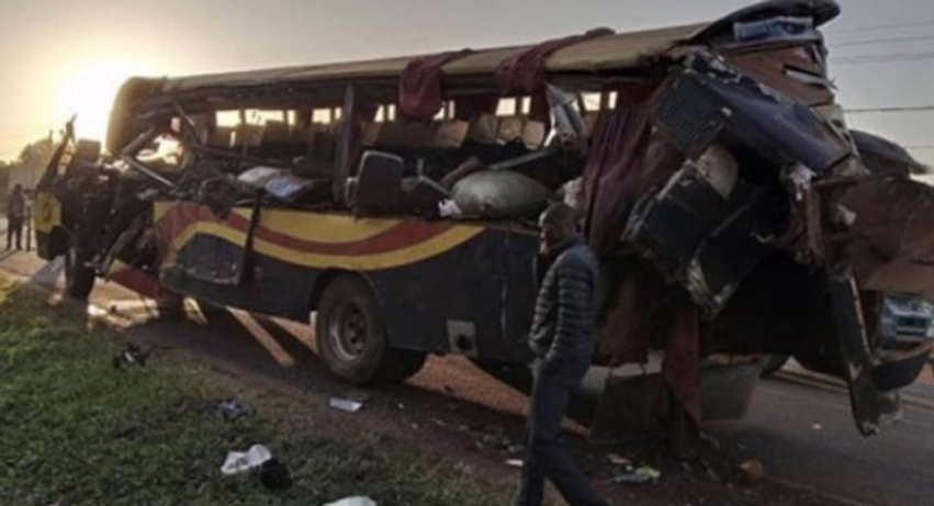 tragjedi-gjate-udhetimit-ne-kamerun-autobusi-perplaset-me-kamionin-mes-viktimave-shtate-anetare-te-nje-familjeje
