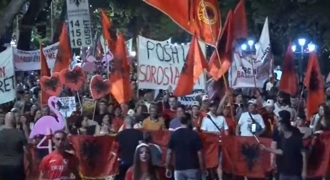 “Diaspora është me ne!” – Pas fjalimeve te Kryeministria, nis marshimi nëpër Tiranë! Qytetarët thirrje: Rama jep dorëheqjen