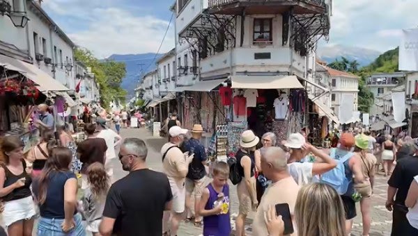 ​Turistët e huaj magjepsen nga Gjirokastra, veçojnë historinë dhe arkitekturën