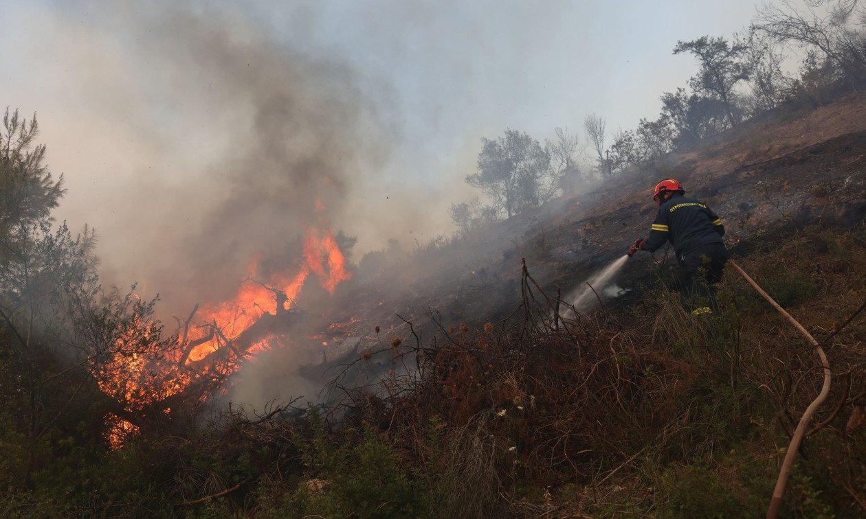 Greqia në alarm për zjarret, 10 rajone lëshojnë Kodin e Kuq
