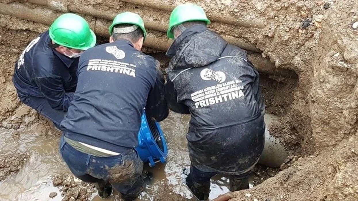 Shpërthen gypi i ujësjellësit, ndërpritet furnizimi me ujë në Gadime dhe rrethinë
