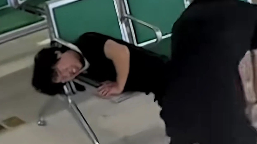 Momenti kur dy shokëve u ngec koka në karriget e spitalit  pasi njëri përpiqet të ndihmojë tjetrin