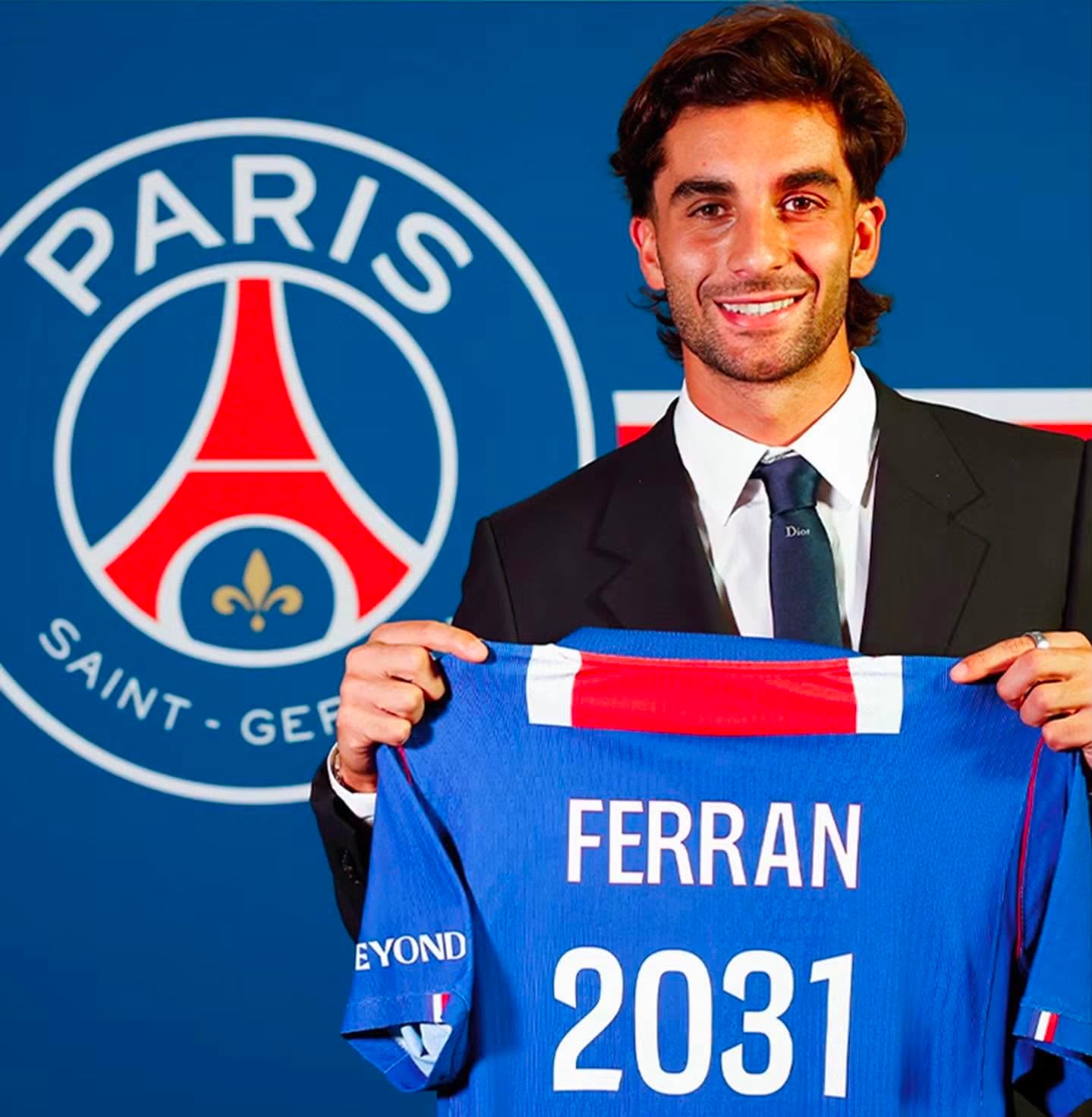 Prezantohet Ferran Torres, PSG i jep numrin special në fanelë!