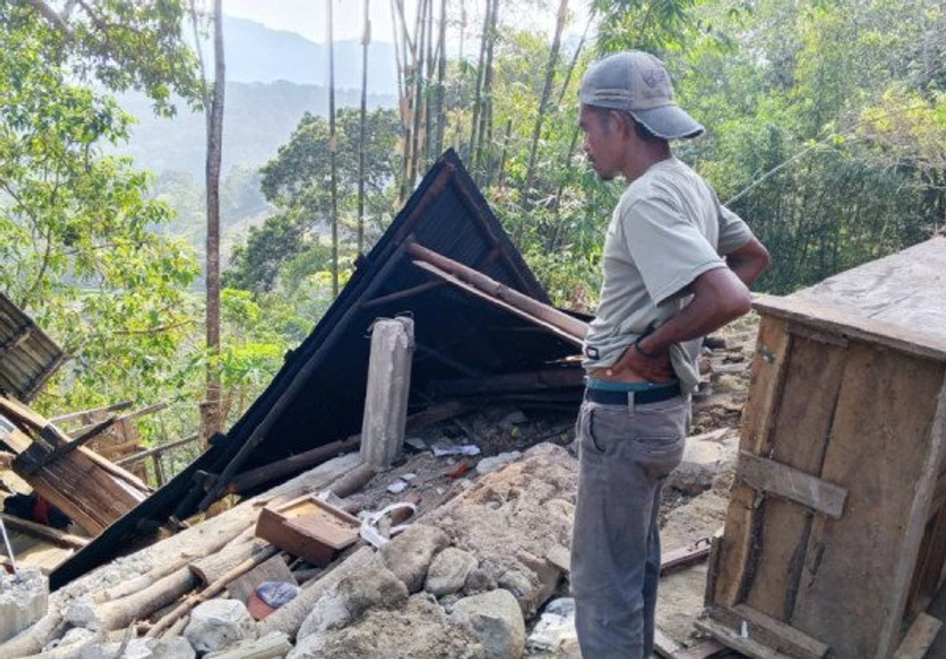 Një tërmet i fuqishëm godet Indonezisë  të paktën pesë persona të vdekur