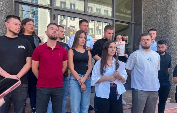 ​Rinia Demokratike zhvillon aksion simbolik para Kuvendit: Asnjë parti nuk është mbi Kushtetutën