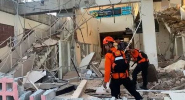​Tërmet i fuqishëm me magnitudë 7.7 në Indonezi, të paktën 47 të vdekur
