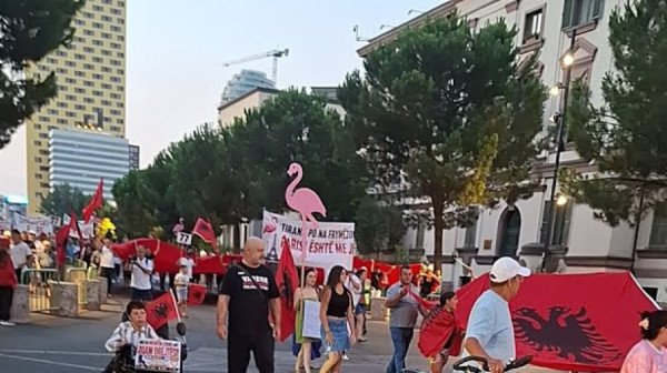 ​Protesta në Tiranë në ditën e 77-të, marshim nga sheshi “Skënderbej” drejt Kryeministrisë