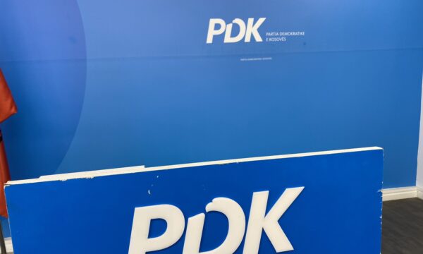 Të rinjtë e PDK’së sot zhvillojnë aksion simbolik para Kuvendit
