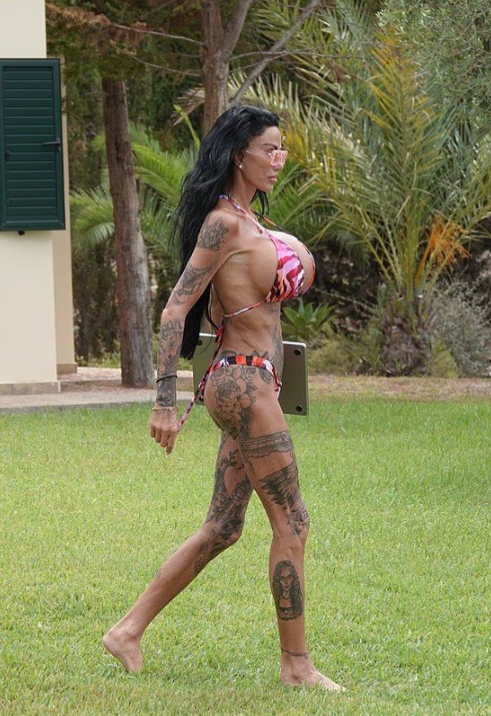 Katie Price tërheq vëmendjen në Ibiza, shfaqet me bikini të vogla